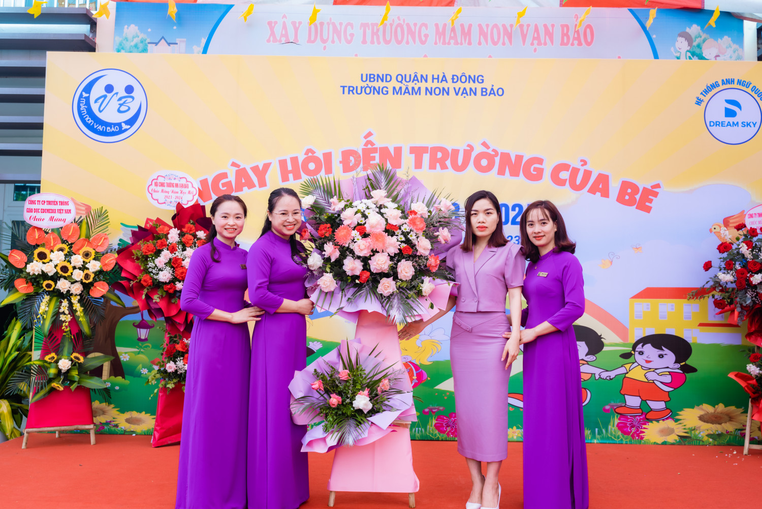 Đ/c Nguyễn Thị Thu - PCT UBND phường Vạn Phúc chúc mừng nhà trường
